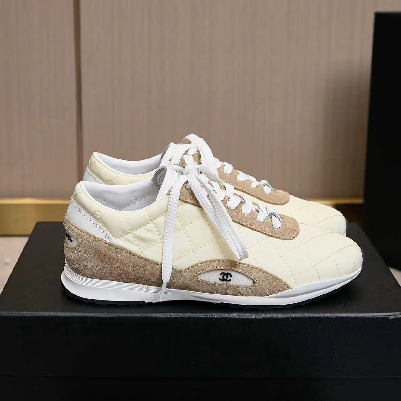 p560 Chanel Chanel - 2025 counter top casual sports shoes This classic design; the upper is electro-embroidered with a variety of techniques; the outsole is fashionable and sporty; the extraordinary inclusion of a variety of color matching elements... The diversified mix and match is very good-looking and versatile, casual, fashionable, sports and outdoor can be taken into account... ꫛꫀꪝ Go➫ Material: ❶Upper made of: original imported high silk cowhide suede ❷Inner use: Original imported breathable mesh ❸ Outsole based on: Original TPU combination outsole Counter boutique packaging complete set Female 35–41 Male 38-46